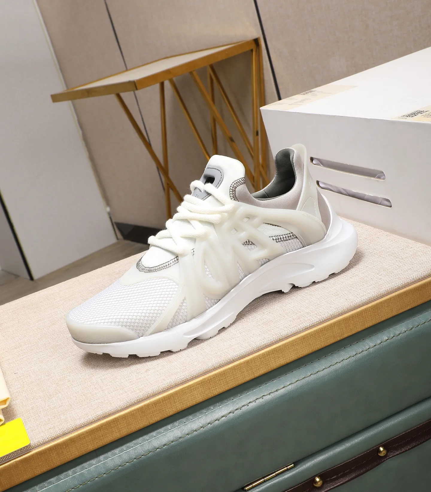 Men's Men's Shoes 💰800 Fendi Fendi's latest Tag series of men's casual mesh sports running shoes, originally purchased and developed, this Tag sneaker is a one-leg sneaker, made of black high-tech mesh material with gray neoprene details. Oversized FENDI lettering on the side and translucent rubber details. Light and flexible rubber running shoe soles, beautifully packaged at the delivery counter, customized breathable lining, original molded foam rubber outsole, sole thickness: 3.5CM! Size: 40-44 (customized at 39.45.46)